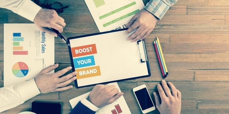 Comment optimiser la présence de votre marque dans les moteurs de recherche IA avec HubSpot AEO ?